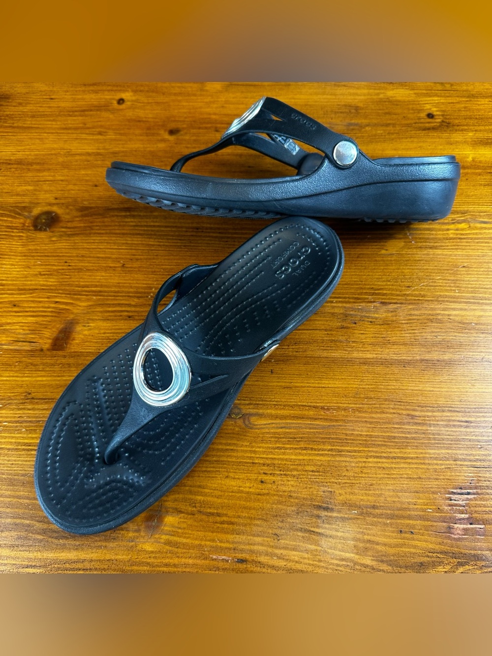 Crocs Black Sanrah Beveled Circle Wedge Sandals Women’s Size 8